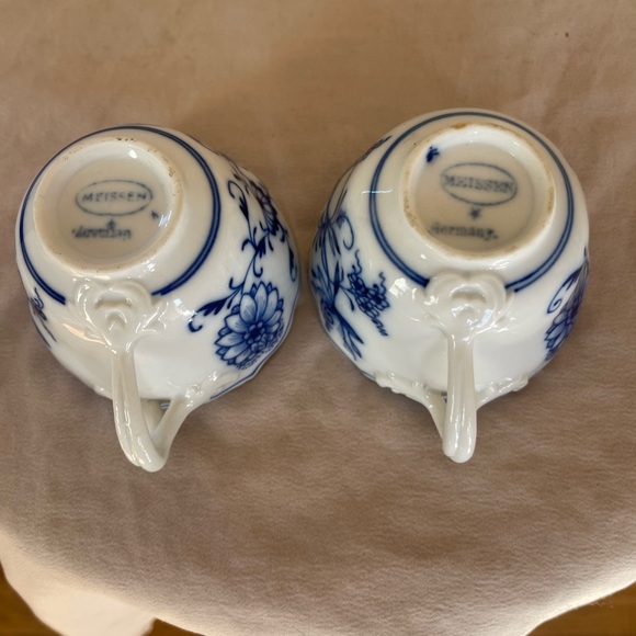 2 Meissen Blue Onion Mini Floral Teacups Vintage Germany Fine China Rare Antique - Picture 2 of 8